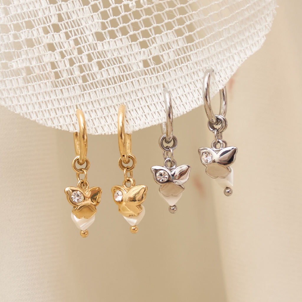 earika.earrings - petite monarch hoop ต่างหูห่วงห้อยผีเสื้อหัวใจ วัสดุสแตนเลส (stainless steel)