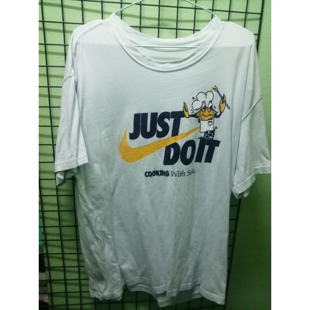 เสื้อยืด Nike Sportswear Max90 "Cooking With Sole" T-Shirt