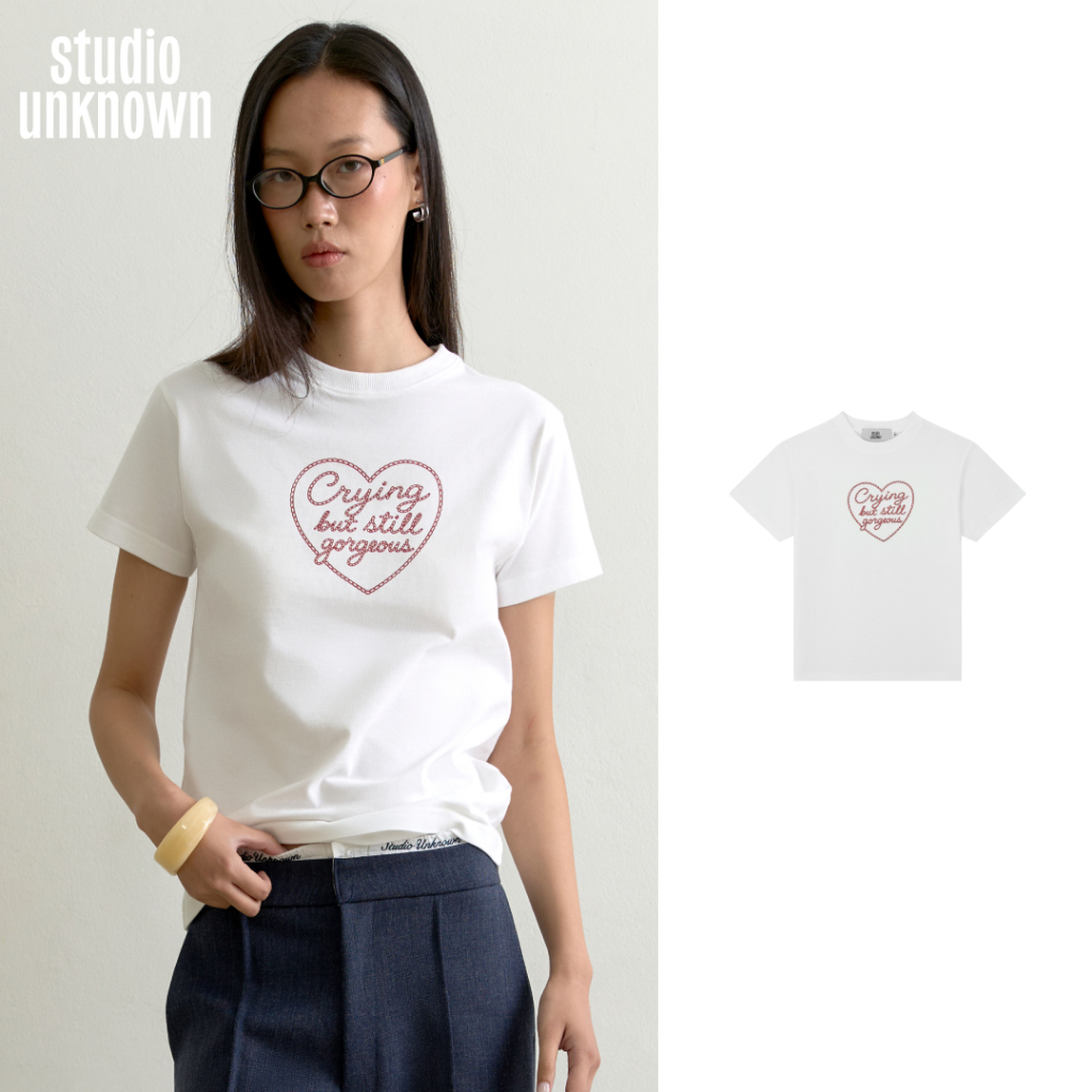 STUDIO UNKNOWN - Crying But Still Gorgeous Typo Regular T-shirt เสื้อยืดคอกลมสกรีนลาย Typography