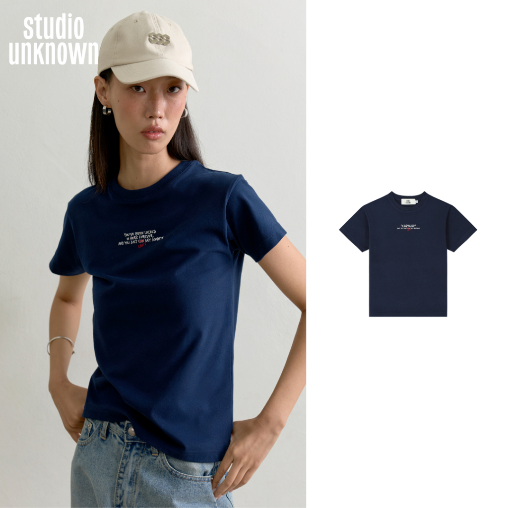 STUDIO UNKNOWN - Apocalypse  Typo Regular T-shirt เสื้อยืดคอกลมสกรีนลาย Typography
