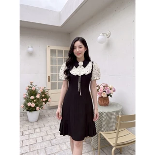 FW212 Callie Dressชุดเดรสสั้นทรงเข้ารูป ผ้า cotton ทอลายเยื่อไผ่สลาฟ ปกบัวแหลมพร้อมเข็มกลัดดอกไม้ ด้านหน้าสายผูกโบว์