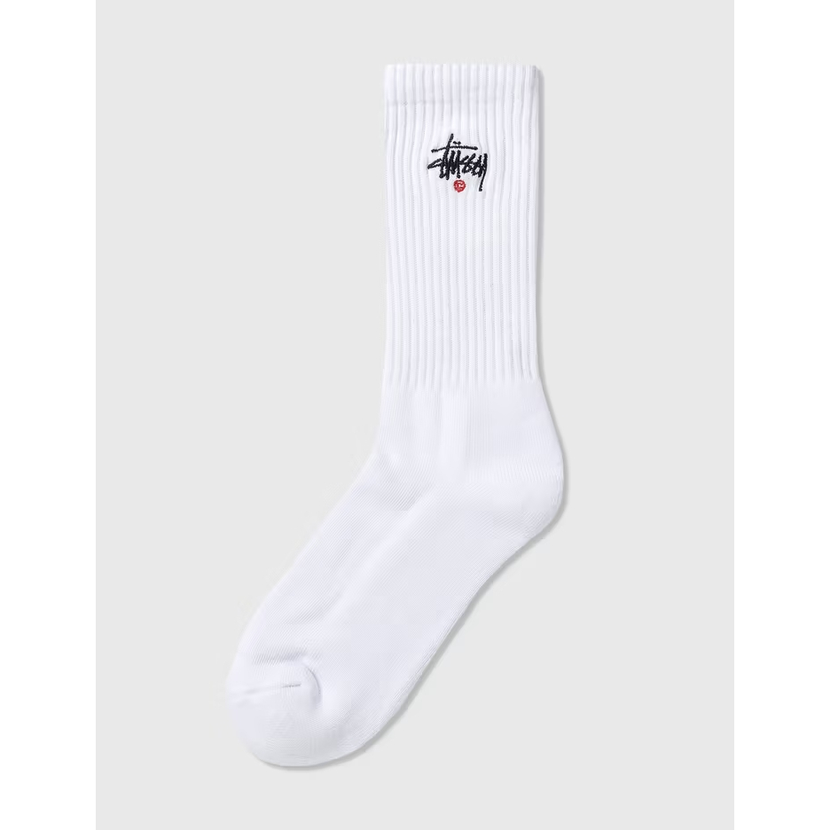 ถุงเท้า Stüssy Basic Logo Crew Socks สีขาว ซึ่งเป็นถุงเท้าสไตล์สตรีทแวร์คลาสสิกยอดนิยม