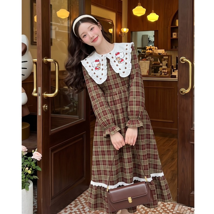 (มี3XL) สีน้ำตาล Tiny Scotty Dress เดรสยาวผ้าทอลายสก็อต ปกงานปักคิตตี้ แขนยาวปลายแขนสม็อค ซิปหลัง มีซับใน