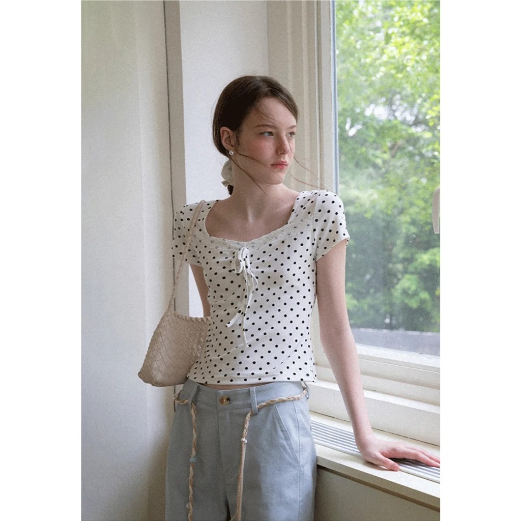 [พรีออเดอร์] [รบกวนลูกค้าอ่านรายละเอียดก่อนสั่งซื้อนะคะ] EGGKA : Polka Dot Square Neck Drawstring Cropped T Shirt