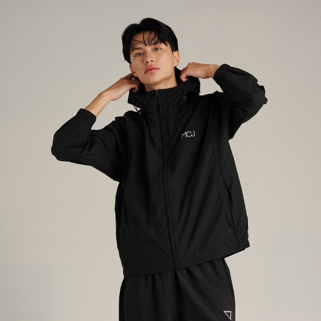 MCJ SPORT เสื้อแจ็คเก็ตผู้ชาย เสื้อแจ็คเก็ตแขนยาว ทรงเรกูลาร์ Regular Fit Jacket สีดำ MJCZ099