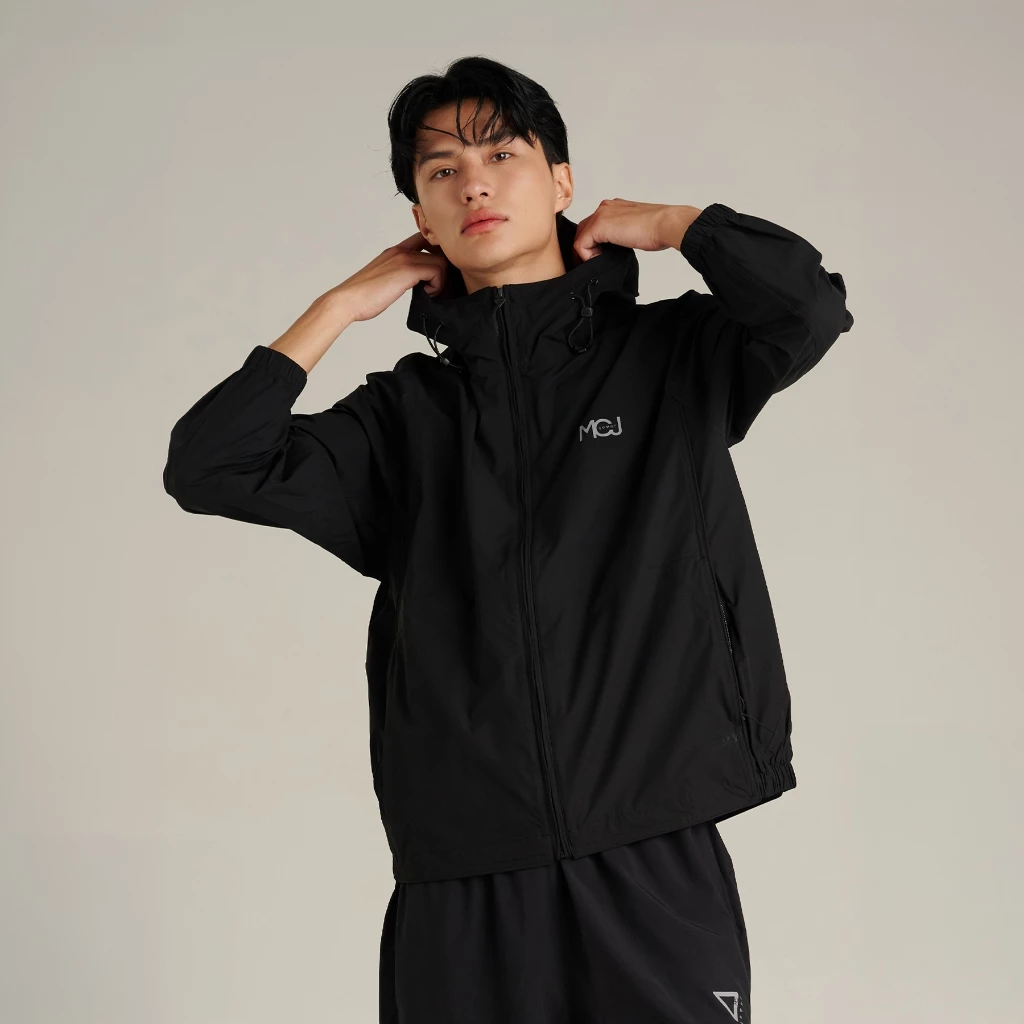 MCJ SPORT เสื้อแจ็คเก็ตผู้ชาย เสื้อแจ็คเก็ตแขนยาว ทรงเรกูลาร์ Regular Fit Jacket สีดำ MJCZ099