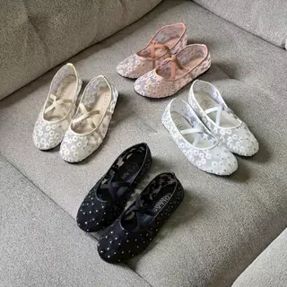 OHODOODEE รองเท้าคัทชูทรงบัลเล่ต์ (Ballet Flats) ผ้าตาข่ายโปร่งปักลายดอกไม้ เพิ่มความเก๋ด้วยสายคาดไขว้ M578