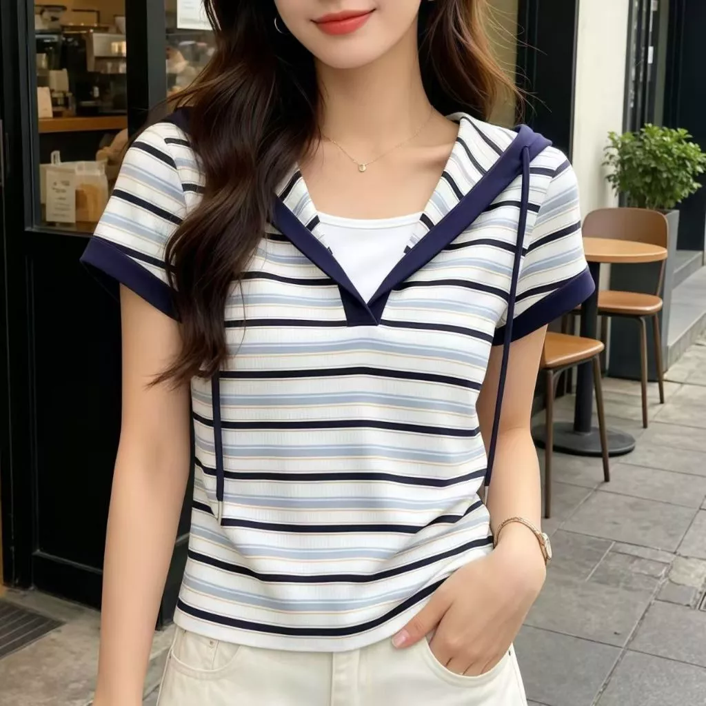 เสื้อฮู้ดแขนสั้นผู้หญิงลายทางสีสันสดใส สไตล์ใหม่ฤดูร้อนปี 2026 ลำลองและใช้งานได้หลากหลาย