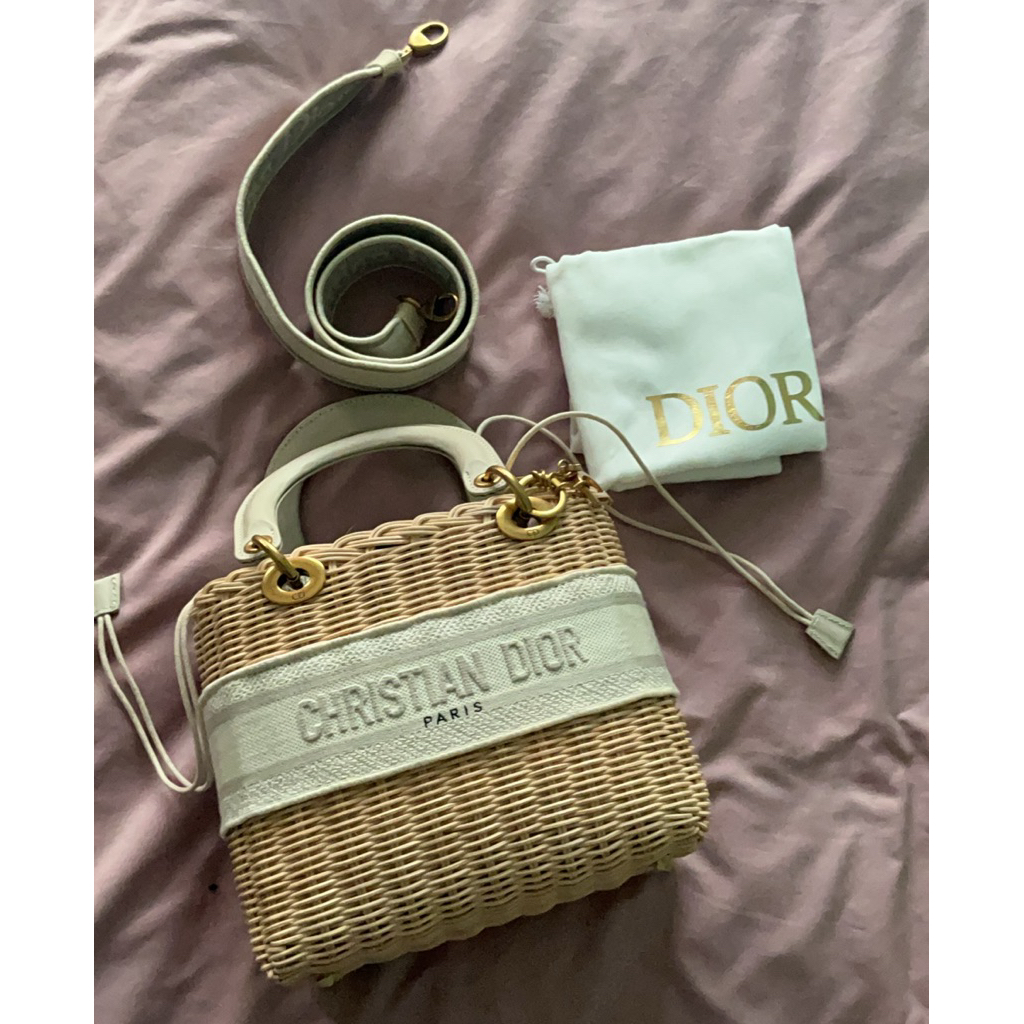 ส่งต่อกระเป๋าสาน Christian Dior Rafia