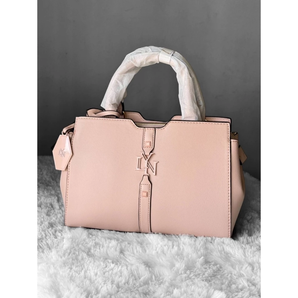 กระเป๋า LY N คอลเล็คชั่นใหม่ ขนาด 25x19x11 cm.(10 นิ้ว) มี 5 สี เเต่งอะไหล่พร้อมสายสะพายห้อยโลโก้ด้านหน้า อะไหล่สีทอง