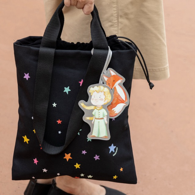 Little Prince and the Fox Tote ผ้าแคนวาสดำ พิมพ์ลายดาว พร้อมป้ายห้อยเจ้าชายน้อยและหมาจิ้งจอก