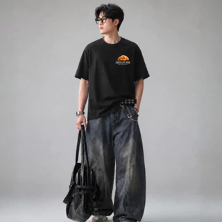 THIDAPHON เสื้อยืดแขนสั้น คอกลม เสื้อยืดผู้ชาย สีขาว สีดำ แฟชั่น พิมพ์ลาย Oversize ผ้านุ่ม ทรงหลวม ใส่สบาย ระบายอากาศ