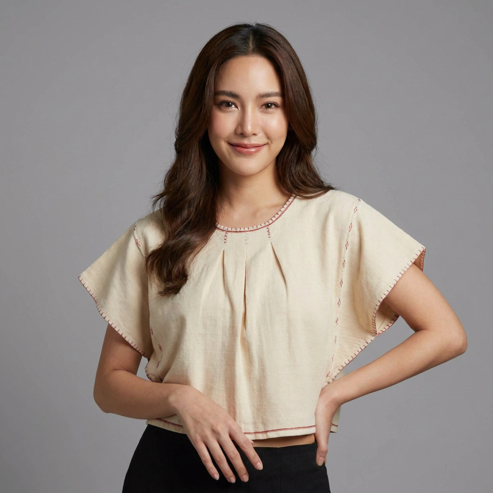 เสื้อคอกลม ทรงปีกผีเสื้อ เนื้อผ้าฝ้ายเยื้อไผ่ม่อฮ่อม มาพร้อมกับงานปัก งานคัทเวิร์ค และ งานด้น ผสมผสาน สวยได้อย่างลงตัว