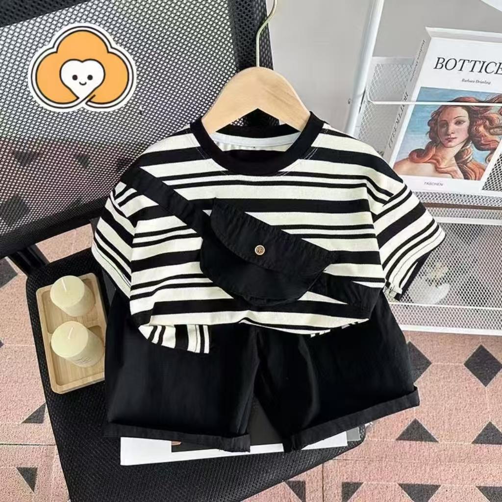 [Cotton Life] ชุดเสื้อยืดลายทางขาวดำ+กางเกงขาสั้นเด็กผู้ชาย มีกระเป๋าตกแต่ง ผ้านุ่มใส่สบาย อายุ 0-5 ปี