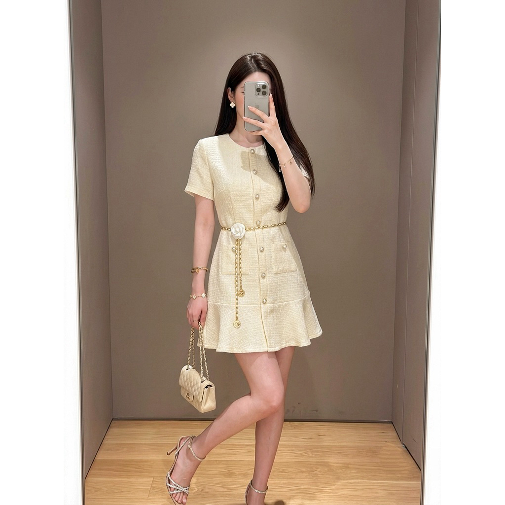 [LISA] A1372 ชุดเดรสกระโปรงคอกลมแขนสั้นแต่งกระดุมไข่มุกซิปซ่อนด้านหลัง+สายโซ่เข็มกลัดดอกไม้ เรียบหรู ใส่ออกงาน คาเฟ่