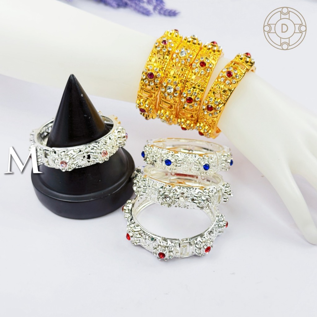 กำไลชุดไทยลายไทยโบราณ ประดับพลอยเทียม แบบบานพับ ขนาด 5.8 ซม. สีทองและสีเงิน