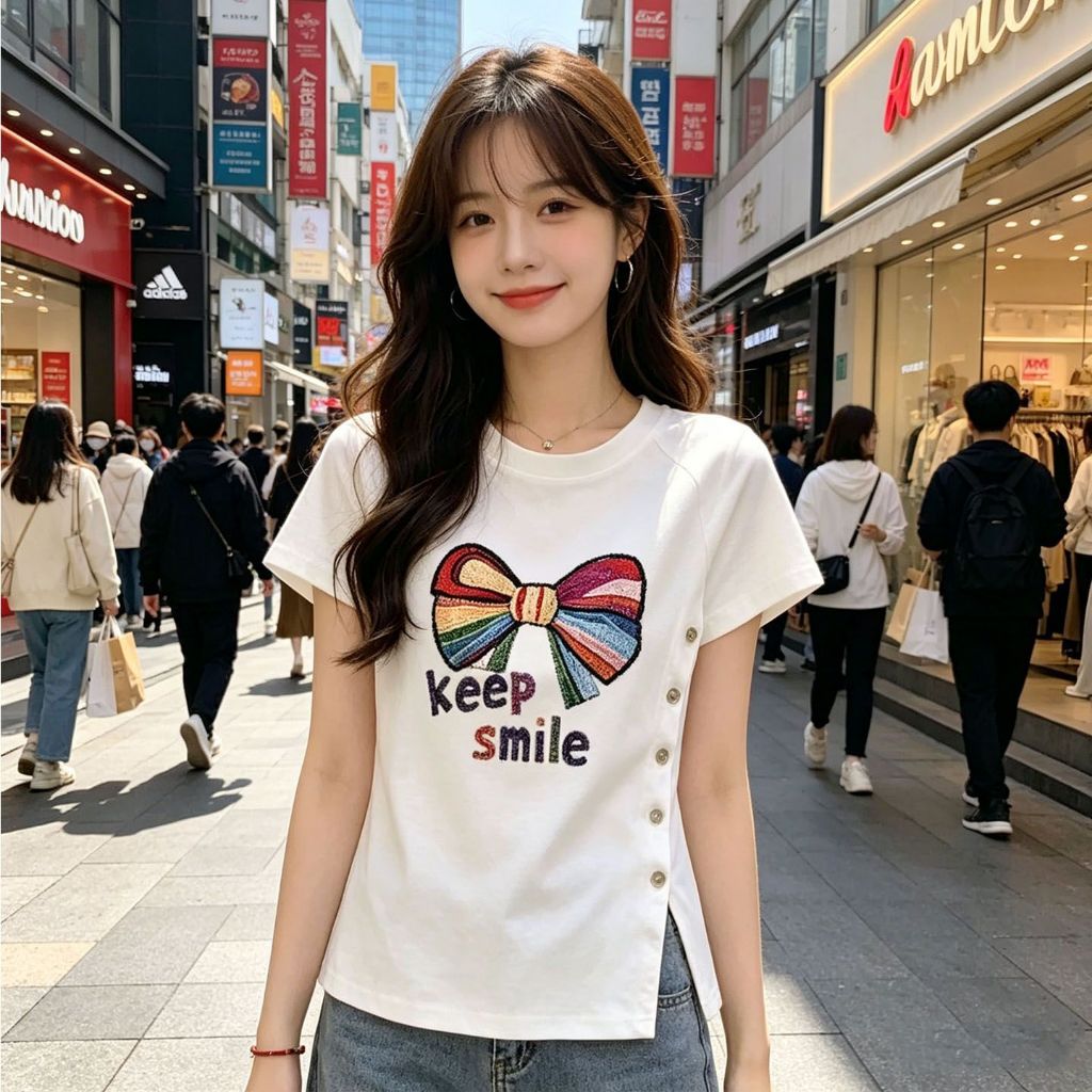 เสื้อยืดแขนสั้นผู้หญิงรุ่นใหม่ฤดูร้อน2026 มีกระดุม ผ่าปลายเสื้อ ดีไซน์รัดรูป ซ่อนไขมันได้ดี มีโบว์ ดูสง่างาม