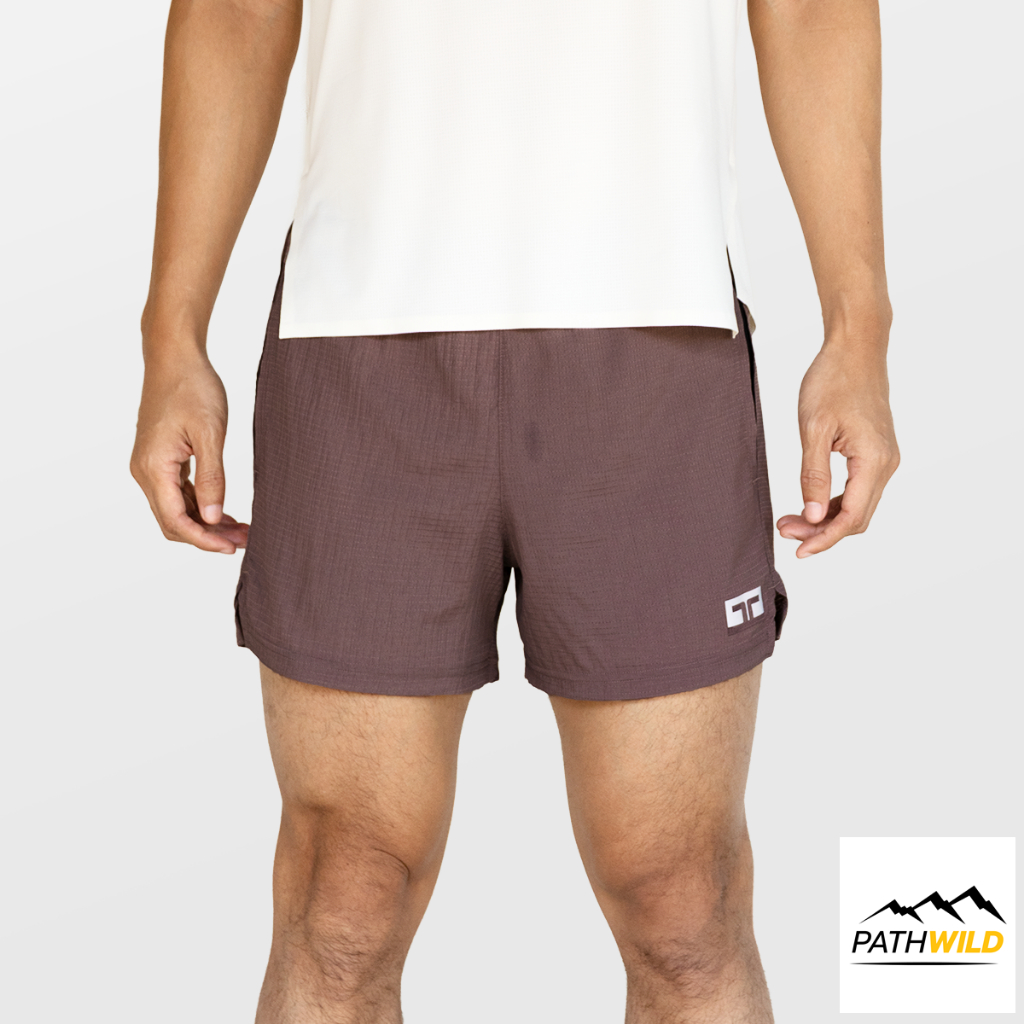 TRAINING LAB x PATHWILD TL4" FLOW+ กางเกงวิ่งรุ่น 4 นิ้ว โฟล พลัส ทรงคลาสสิค ผ้าแห้งเร็ว น้ำหนักเบา ระบายอากาศดี