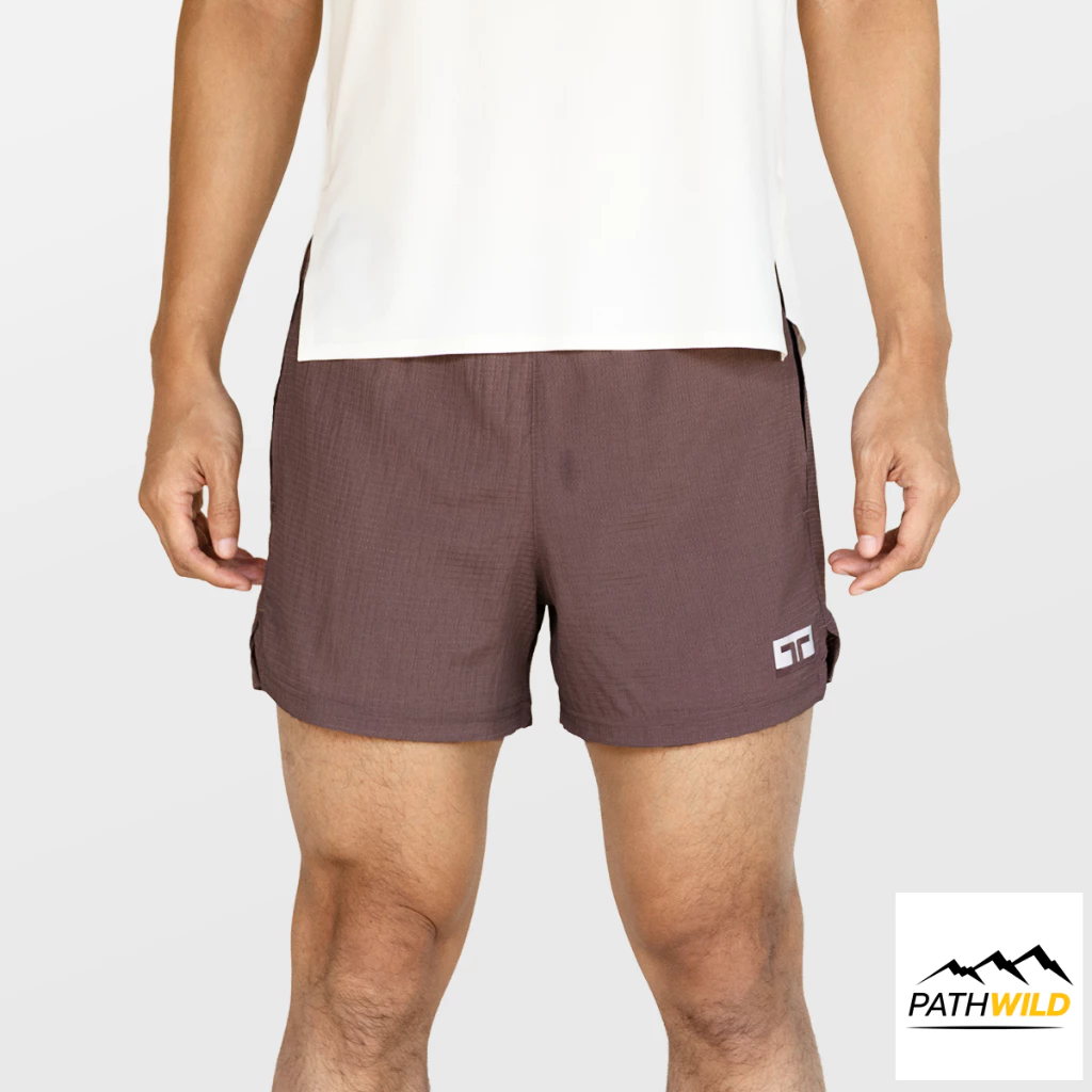 TRAINING LAB x PATHWILD TL4" FLOW+ กางเกงวิ่งรุ่น 4 นิ้ว โฟล พลัส ทรงคลาสสิค ผ้าแห้งเร็ว น้ำหนักเบา ระบายอากาศดี
