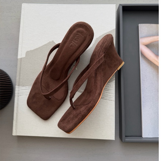 (แนะนำ +1 ไซส์)KALE - รองเท้าส้นตึก รุ่น Zoe Wedge สูง 3 นิ้ว หนังนุ่ม ใส่สบาย