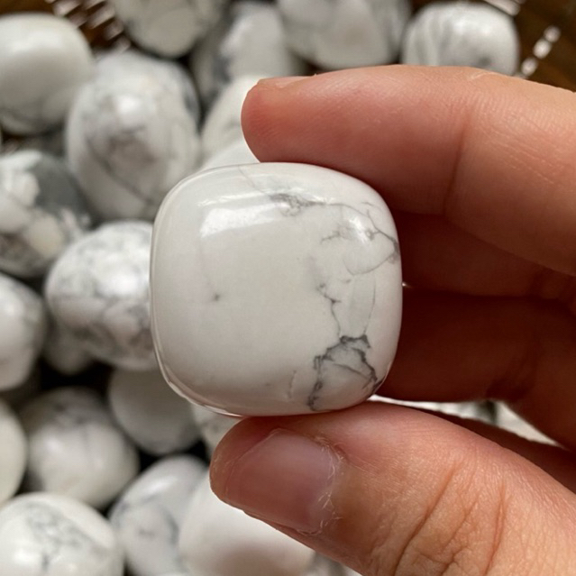Howlite ฮาวไลท์ขัดมัน สวยมาก เป็นหินแห่งการใจเย็น ความสงบ อดทน ช่วยให้ผู้ครอบครองตระหนักและตื่นรู้ทางจิตวิญญาณ มีความสุข