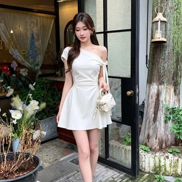 รูปแบบใหม่ สีขาวออฟไวท์ แบบไหล่เดียวไม่สมมาตร เดรสสาวสวยสไตล์เกาหลี แฟชั่น เจ้าหญิง beach dress