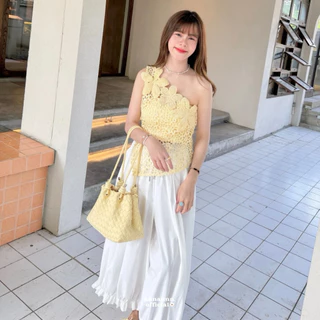 (aunaunn.official) Petal Crochet top – เสื้อถักโครเชต์ เปิดไหล่ แต่งดอกไม้