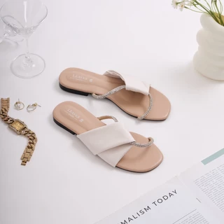 LEAVESSHOES รองเท้าแตะผู้หญิง รุ่น Sofia รองเท้าแฟชั่นผู้หญิงส้นแบน แบบสวม คาดเพชร หรูหรา ใส่สบาย แมทช์ง่ายได้ทุกลุค