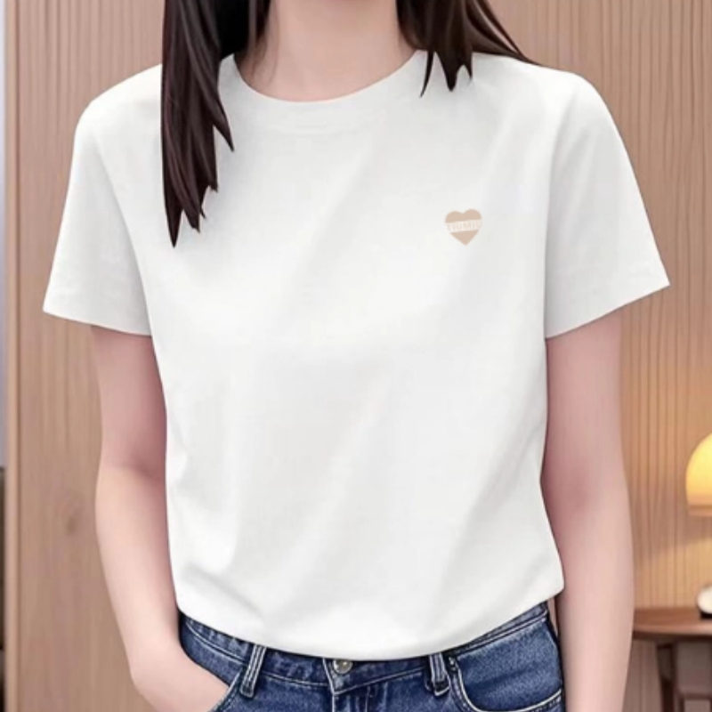 เสื้อยืดแขนสั้นสไตล์เกาหลีระดับไฮเอนด์สำหรับผู้หญิง ดีไซน์ใหม่รับซัมเมอร์ ลายหัวใจ ดูอ่อนเยาว์ ทันสมัย ​​และเหมาะสำหรับค