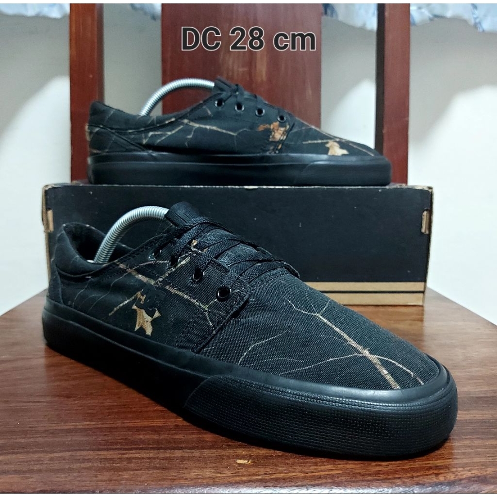 รองเท้าผ้าใบ DC 28 cm