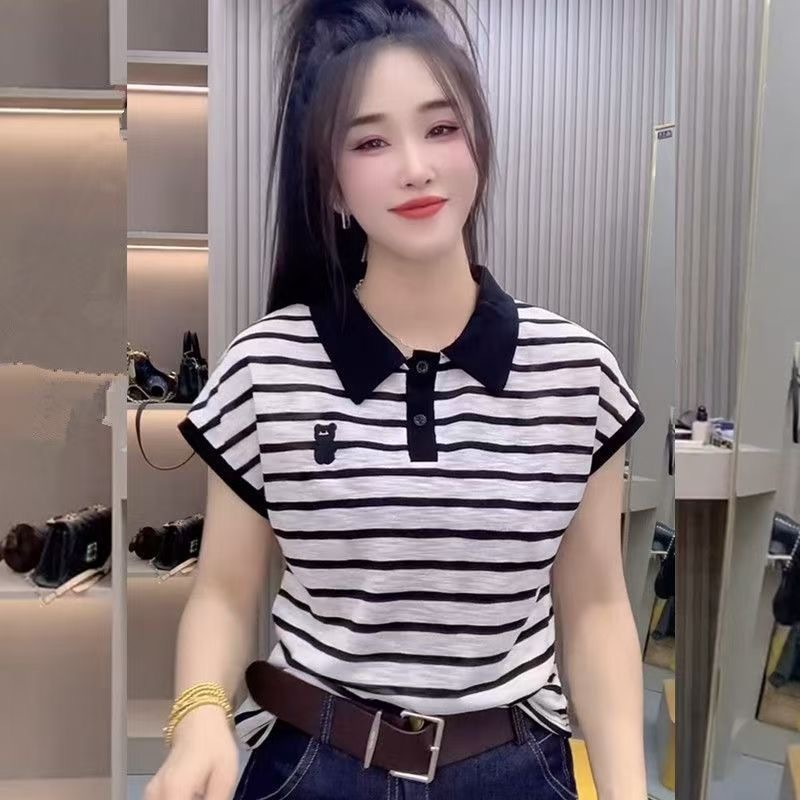 เสื้อโปโลแขนสั้นลายทางสีสันสดใส ดีไซน์เรียบง่ายแต่มีสไตล์ หรูหรา สไตล์ใหม่สำหรับผู้หญิงในฤดูร้อน เสื้อลำลองลายการ์ตูน