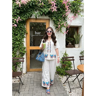A1580 ชุดเซต เสื้อ + กางเกงขายาว สีขาว ปักดอกไม้สีฟ้า