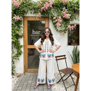 A1580 ชุดเซต เสื้อ + กางเกงขายาว สีขาว ปักดอกไม้สีฟ้า