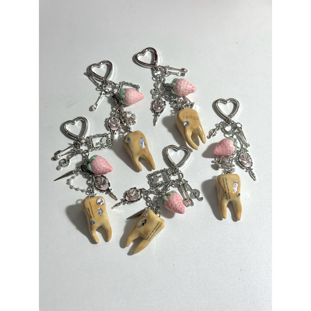 rotten tooth keychain 🦷 พวงกุญแจฟัน