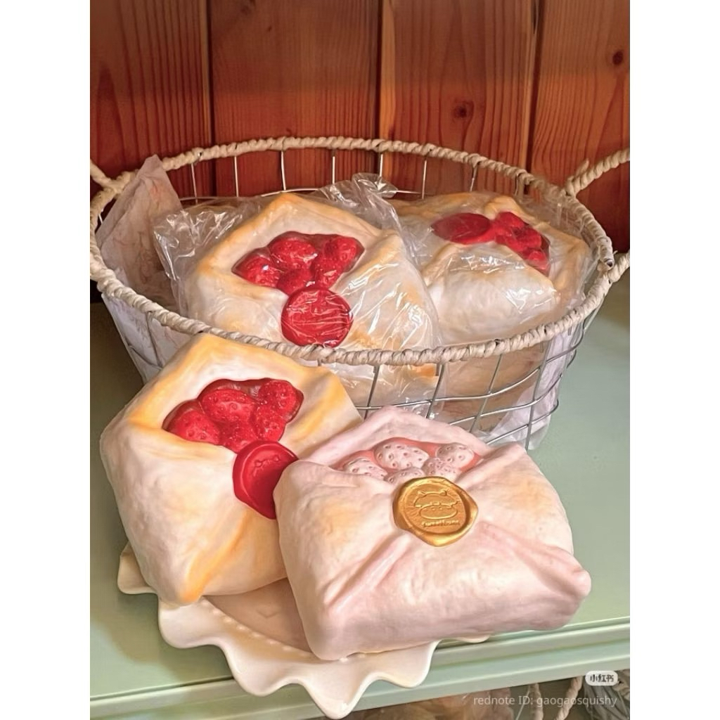 [พร้อมส่งในไทย🇹🇭] Envelope Bread Squishy 💌จดหมายยักษ์/เล็ก💌 จากแบรนด์ Sweetbuns ของแท้💯