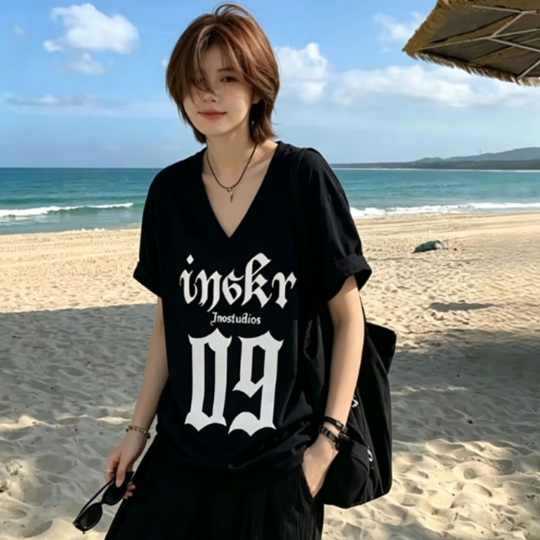 【COD】🔥เสื้อคอวีทรงสเก็ตสวยๆผู้หญิงแฟชั่นมาใหม่ oversize เสื้อผ้าสาวอวบไซส์ใหญ่น่ารัก เสื้อยืดปกแขนสั้นลําลองทรงหลวมสไตล์