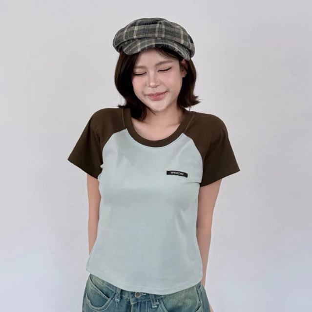 Mellow Top - เสื้อยืดแต่งแขนทูโทน ผ้าคอตตอนนุ่ม แต่งโลโก้แบรนด์ ทรงสวยใส่แล้วหุ่นเพียว (เมลโลว์)