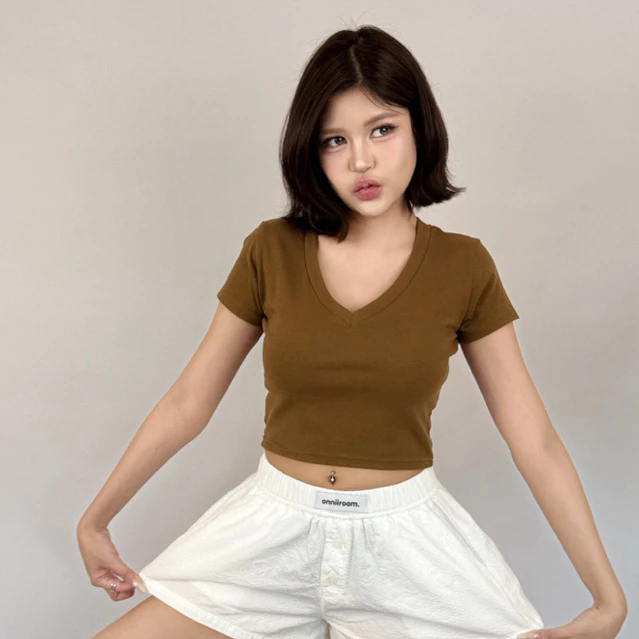 Vee Crop - เสื้อครอปคอวี ใส่กระชับพอดีตัว ผ้ายูนิ (คอวีครอปยูนิ)