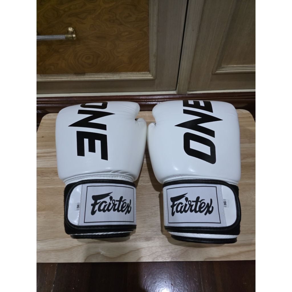 นวมชกมวย Fairtex BGV1 X ONE CHAMPIONSHIP 16Onz หนังแท้เกรดพรีเมี่ยม สภาพมือ1(ซื้อไว้เก็บแทบไม่ได้ใช้