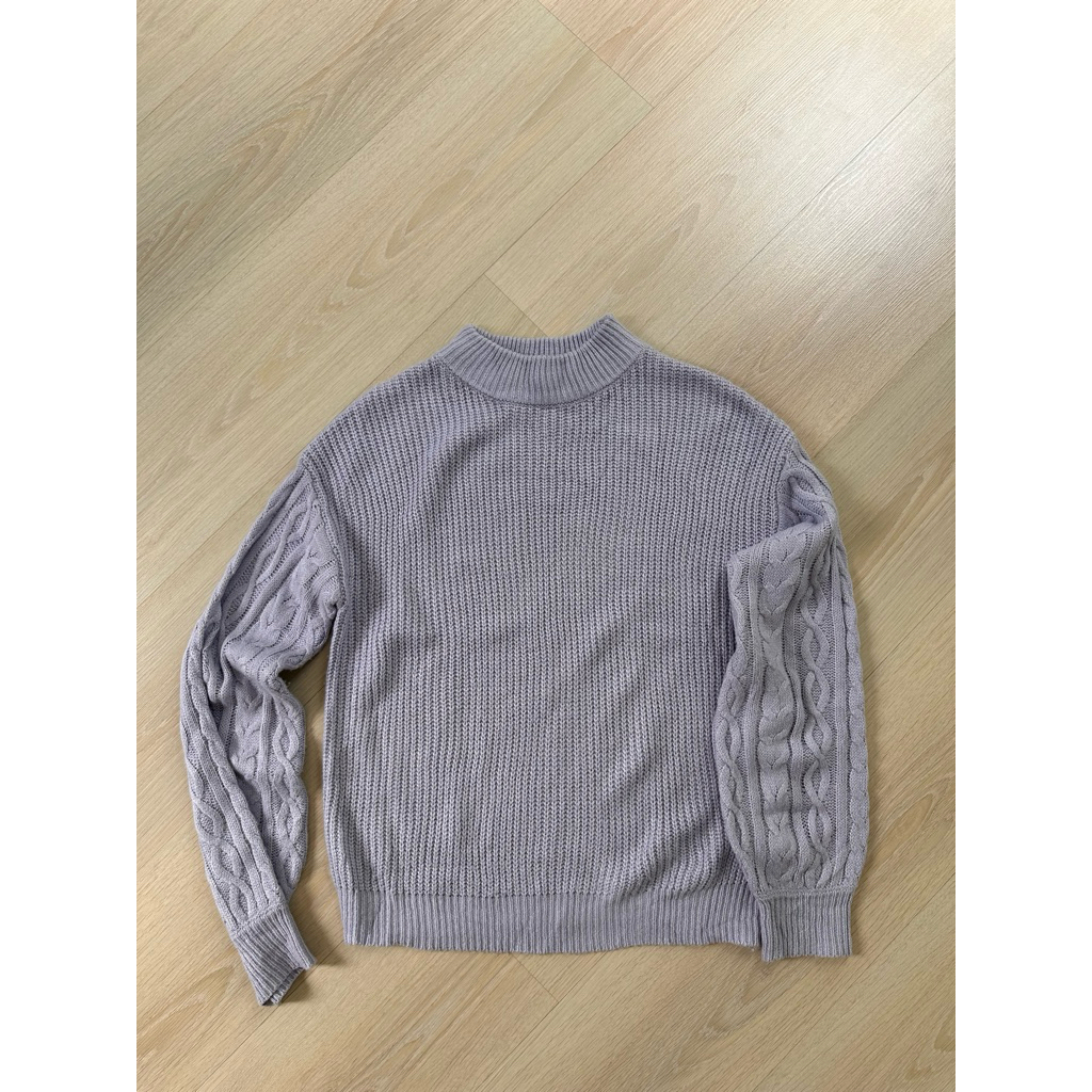 เสื้อสเวตเตอร์ คอปีน แขนยาว GU สีม่วงอ่อน ไซส์ M มือสอง สภาพสวย