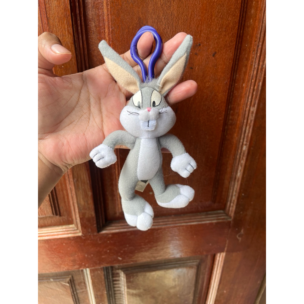 พวงกุญแจตุ๊กตา Bugs Bunny จาก Looney Tunes อาจเป็นสินค้าสะสมจาก KFC ในช่วงปี 2000s