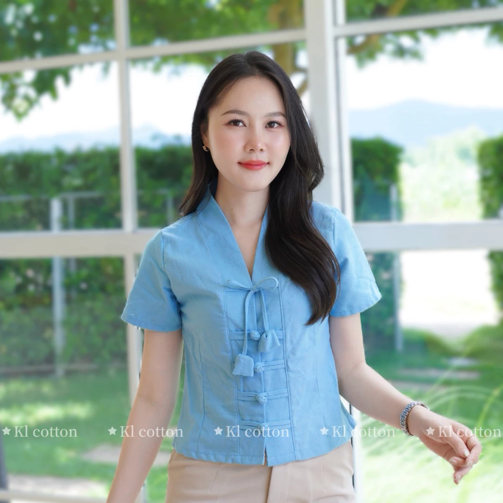 KL COTTON | เสื้อเจ้านางคอวี แต่งกระดุมจีนเรียบหรู ทรงสง่างาม