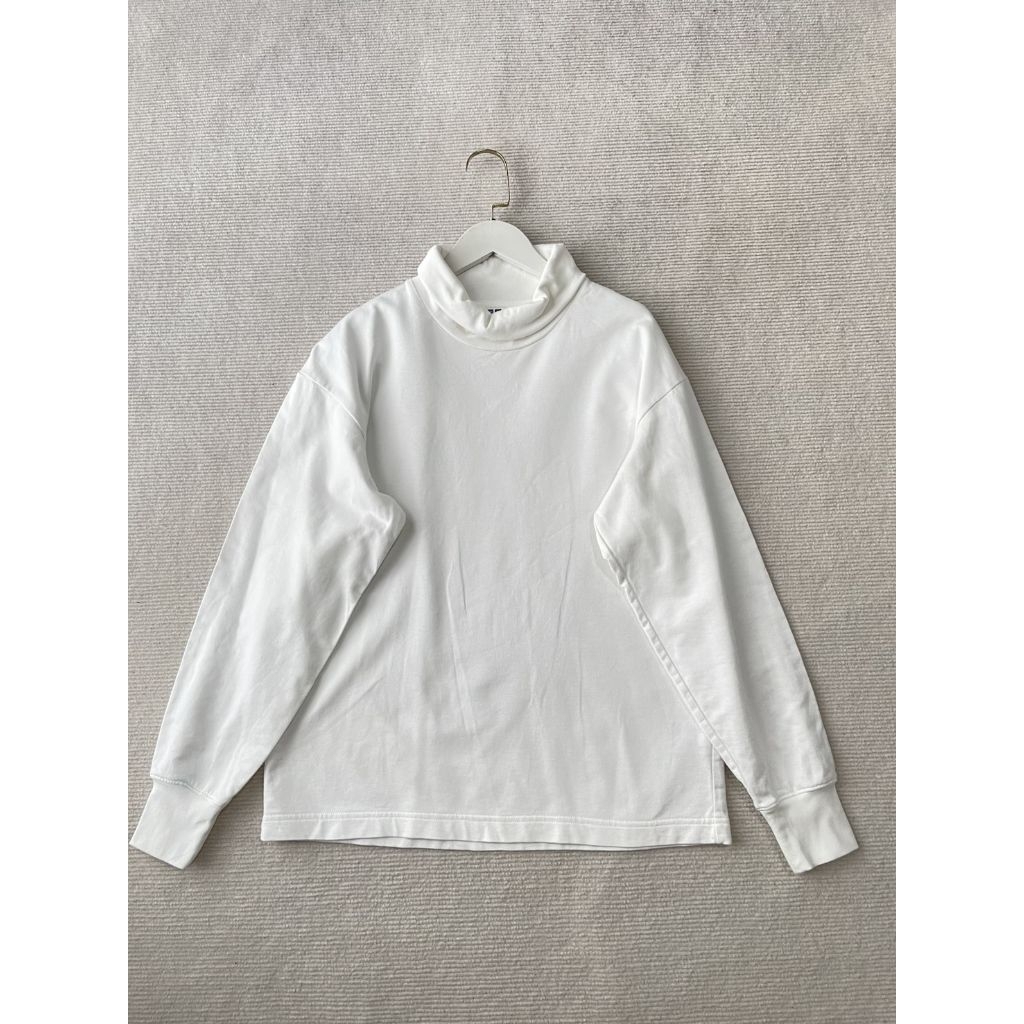 36.Uniqlo U ตรงคอมีรอยสะกิด เวลาพับไม่เห็น สภาพ 85%S อก 40
ยาว 24
66