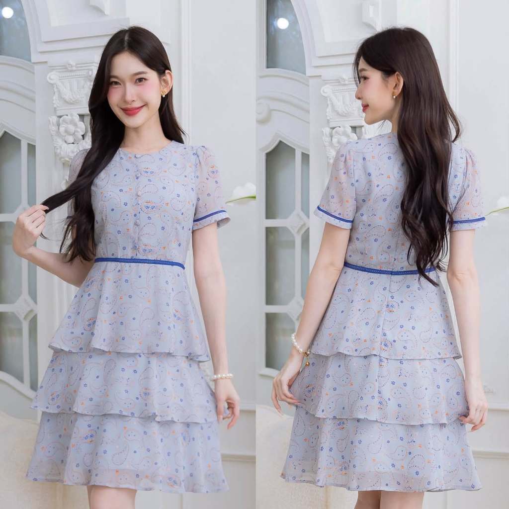 เดรส ALERT BRAND ชีฟองลายเพสลีย์ เป็นดีเทลกระโปรงพริ้วระบายสามชั้น ช่วงอกแต่งกระดุมปั๊ม แต่งด้วยลูกไม้คาดเอว