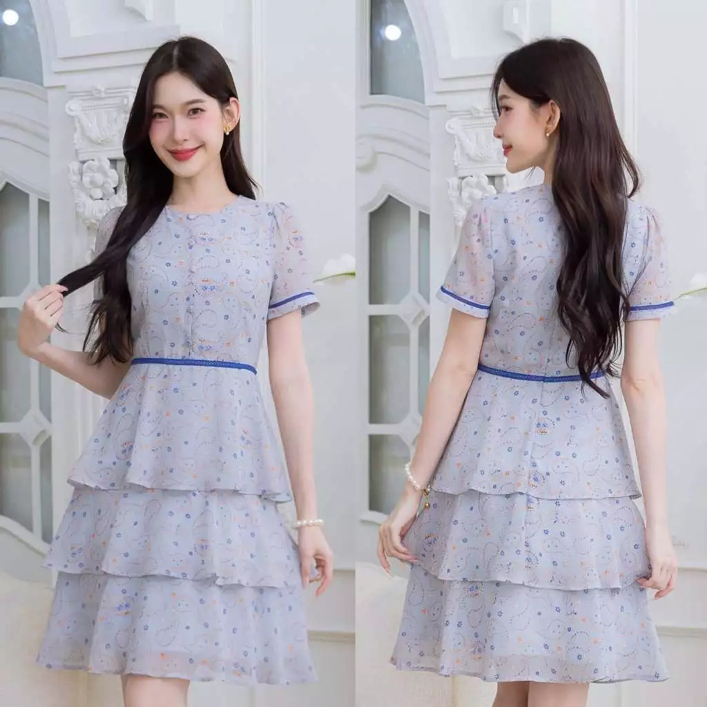 เดรส ALERT BRAND ชีฟองลายเพสลีย์ เป็นดีเทลกระโปรงพริ้วระบายสามชั้น ช่วงอกแต่งกระดุมปั๊ม แต่งด้วยลูกไม้คาดเอว