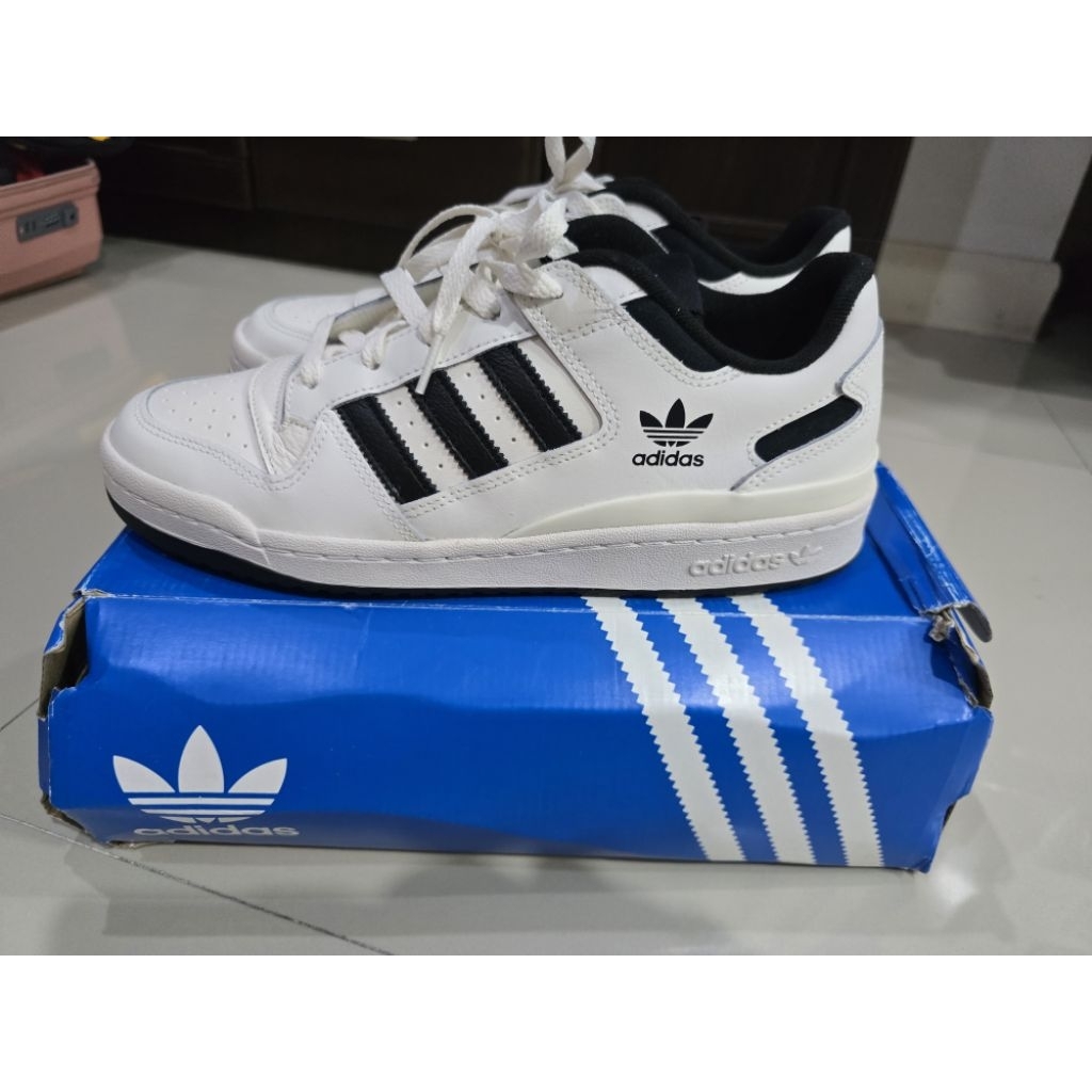 รองเท้าadidasผู้ชายมือ1ขนาดUK9สีขาว