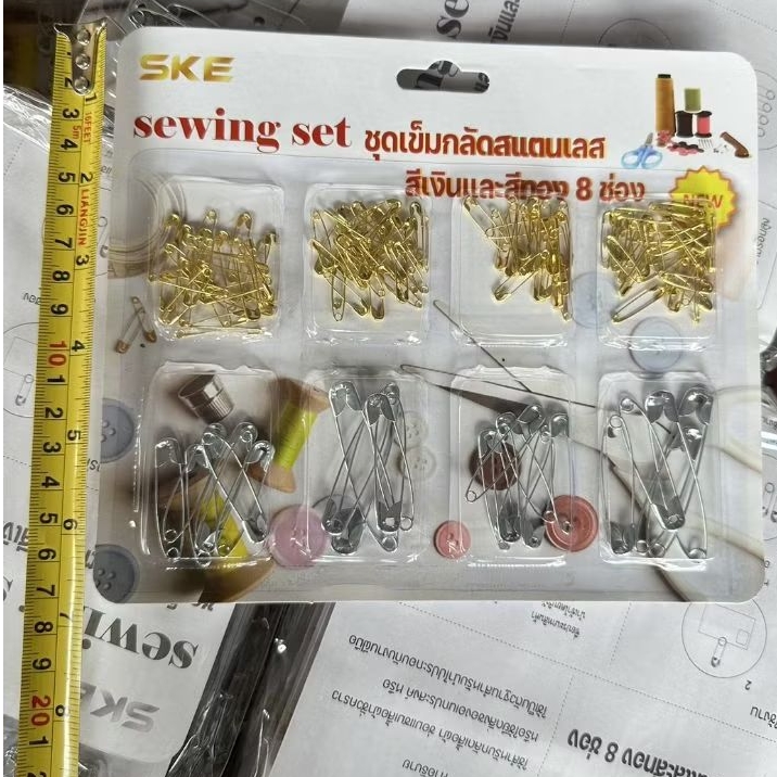 เข็มกลัดสีเงินทองในแผง12 แผง