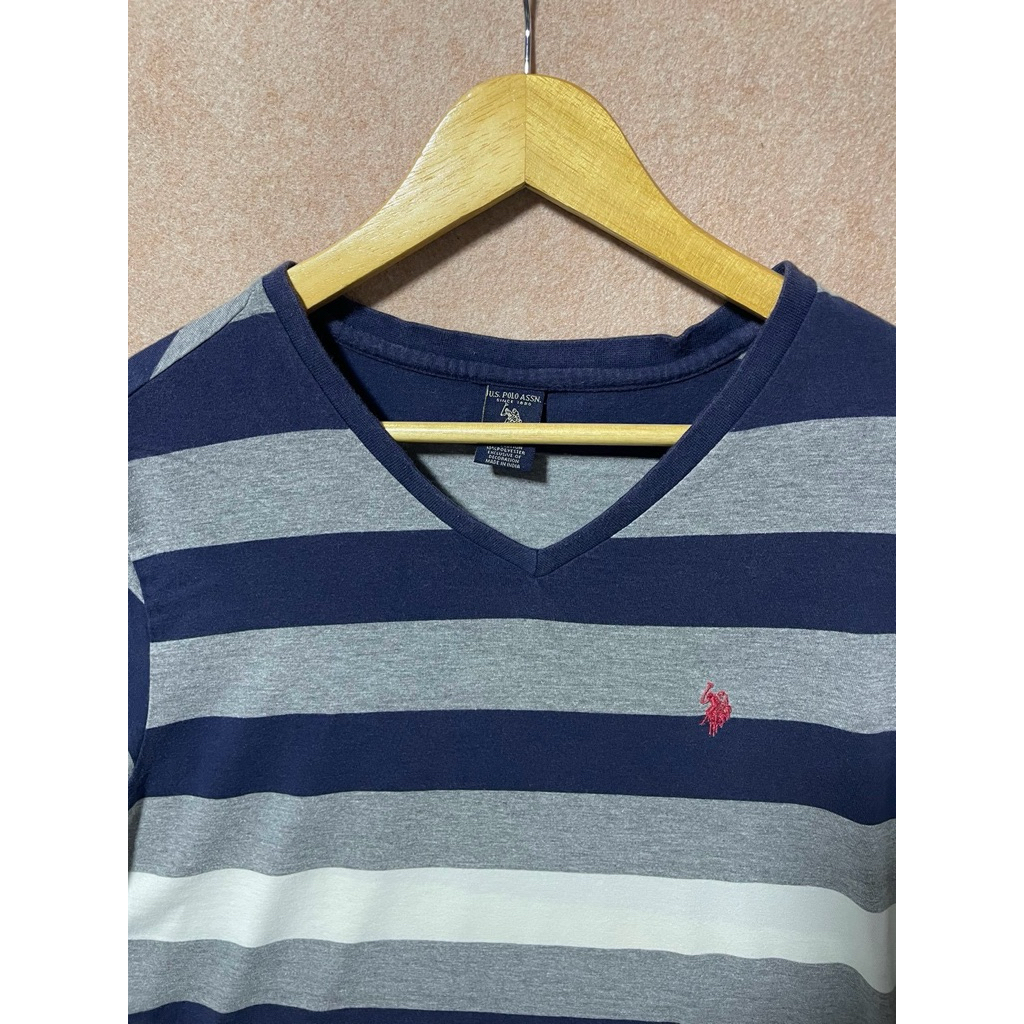 polo ลายทาง คอวี ปักม้าแดง
