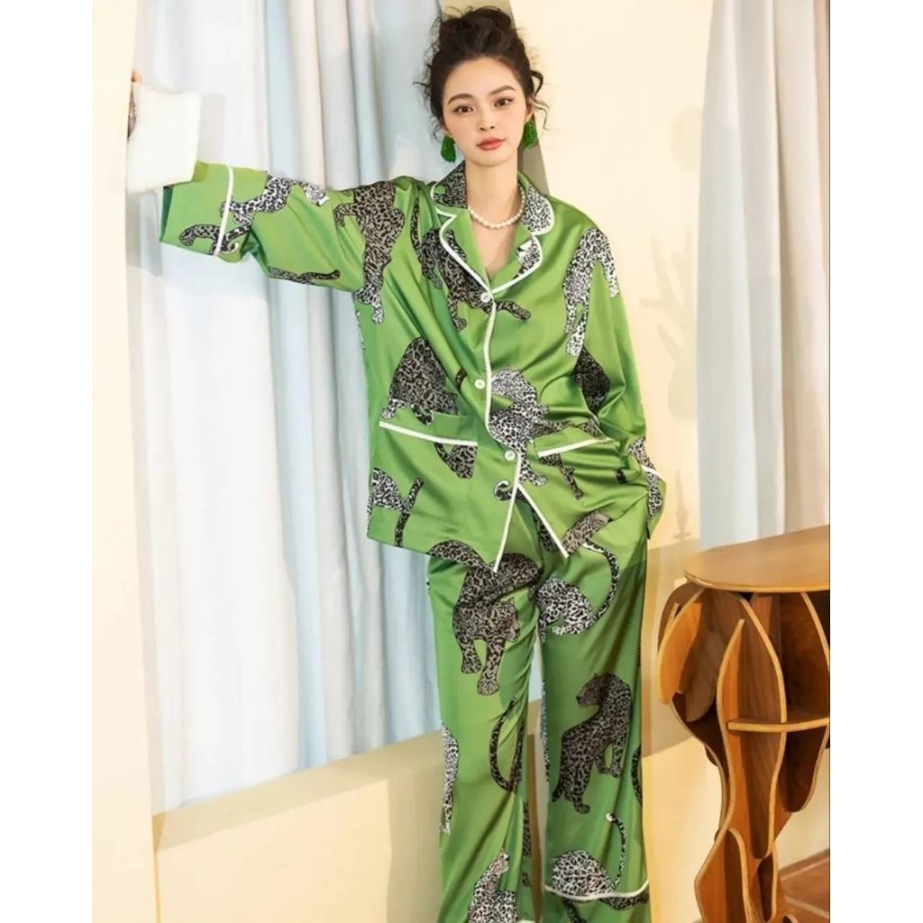 ชุดนอน Green leopard pajamas (premium silk satin)