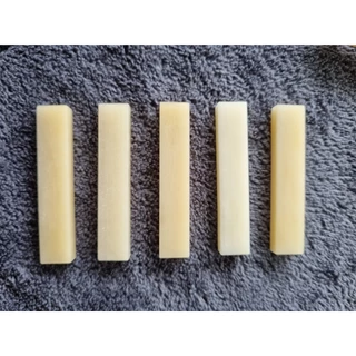 แท่งกระดูกควายหรือวัวสีธรรมชาติ(ไม่ฟอก)สำหรับใช้ทำ Nut และ Saddle กีตาร์ , Bone Saddle Blank , Bone Nut Blank